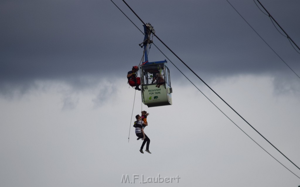 Koelner Seilbahn Gondel blieb haengen Koeln Linksrheinisch P656.JPG - Miklos Laubert